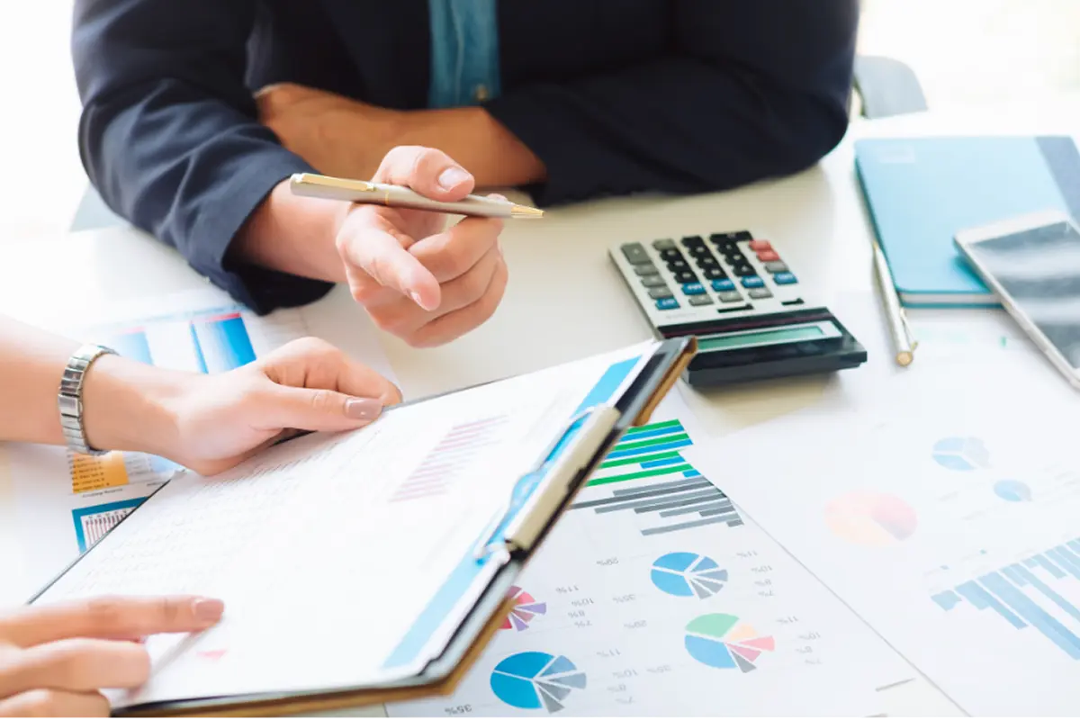 資料を見ながら相談する様子